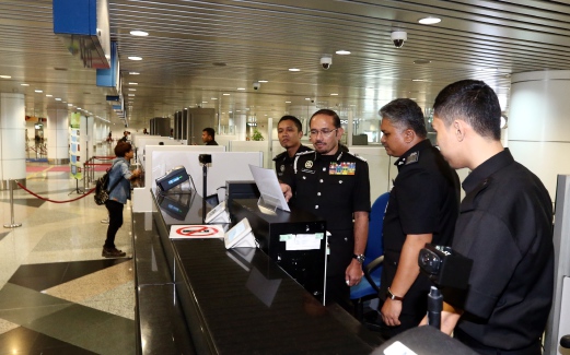 Malaysians in "Suspected List" can"t go overseas, causing long queues at KLIA