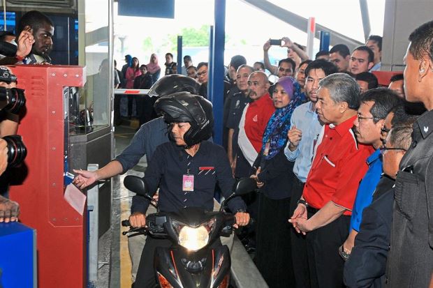 Zahid: Rise in illegal foreign workers by two million a big jump